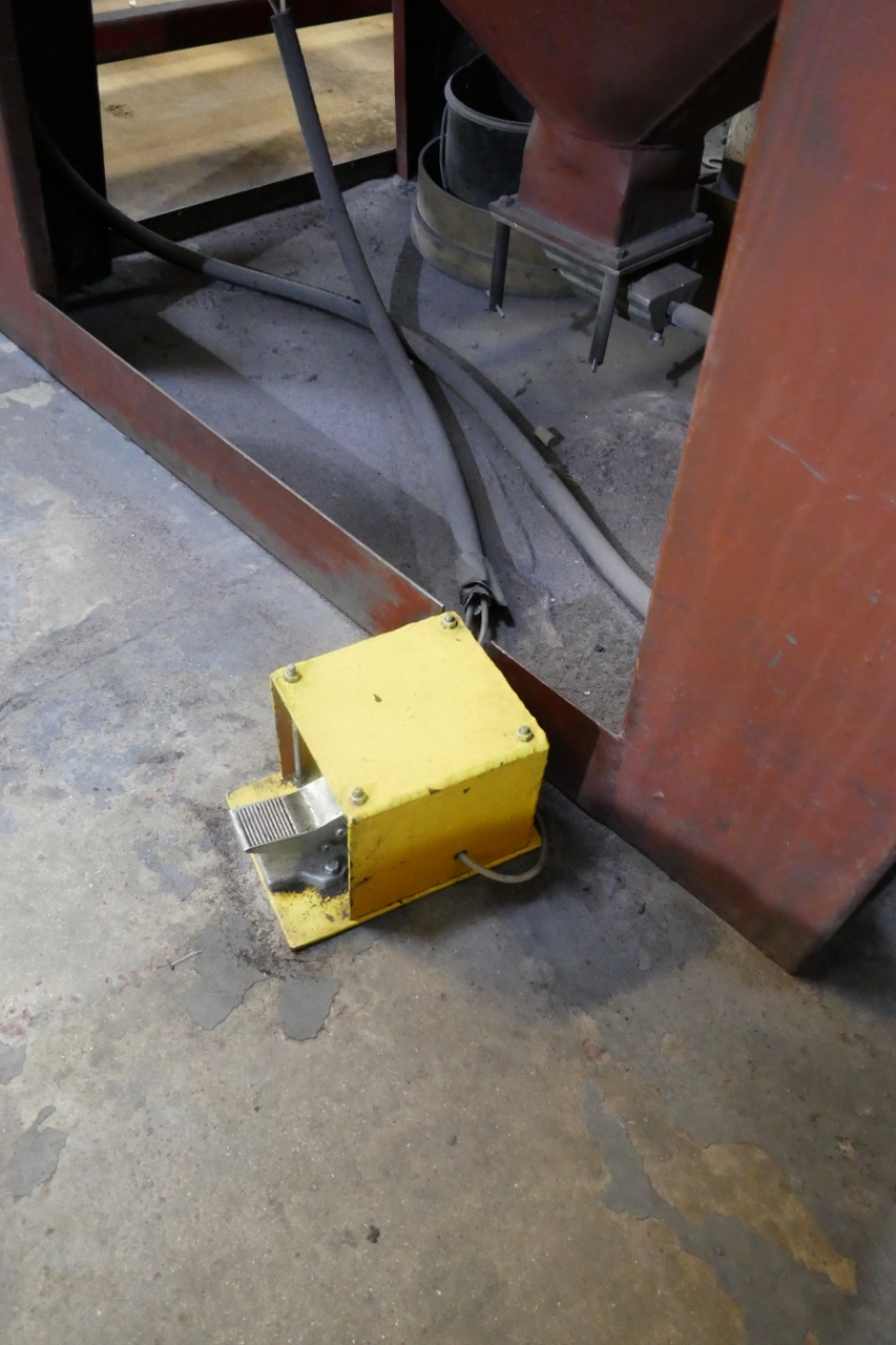 Shot Blast Cabinet with extractor. Now Sold. - Image 3